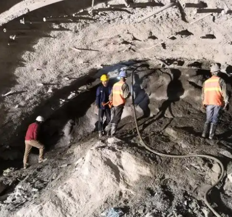 舞钢拱顶带模注浆料的施工流程及注意事项